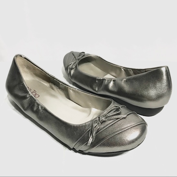 me too Shoes - Me Too Silver Metallic Ballerina Flats Size 7M